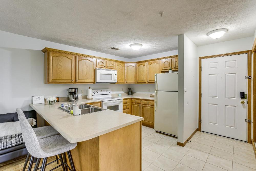 3 Mi to WVU Condo with Deck in Morgantown
